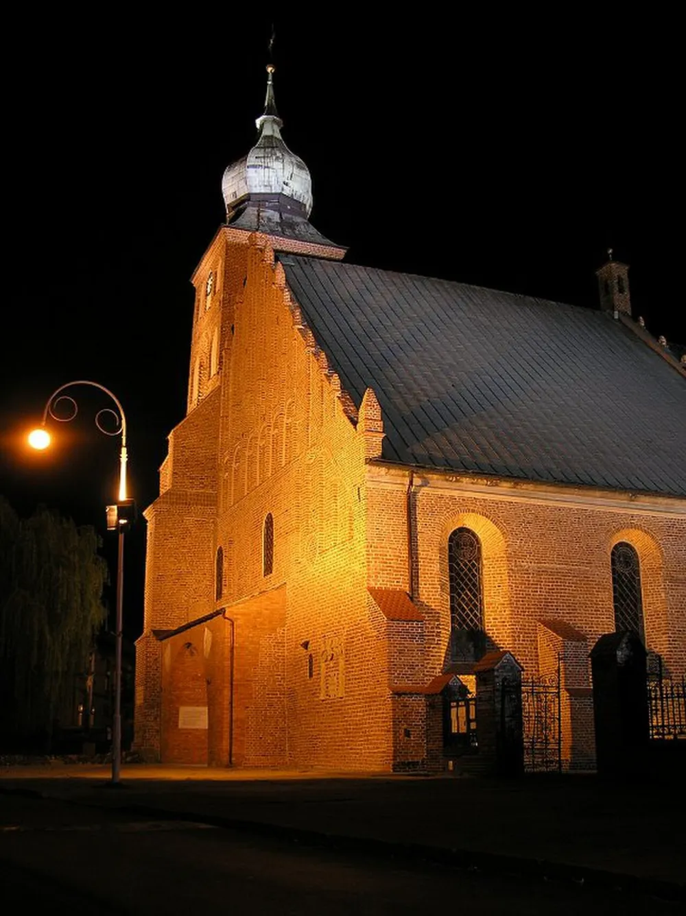 Wszystkich Świętych, Sieradz, Sieradz — exterior