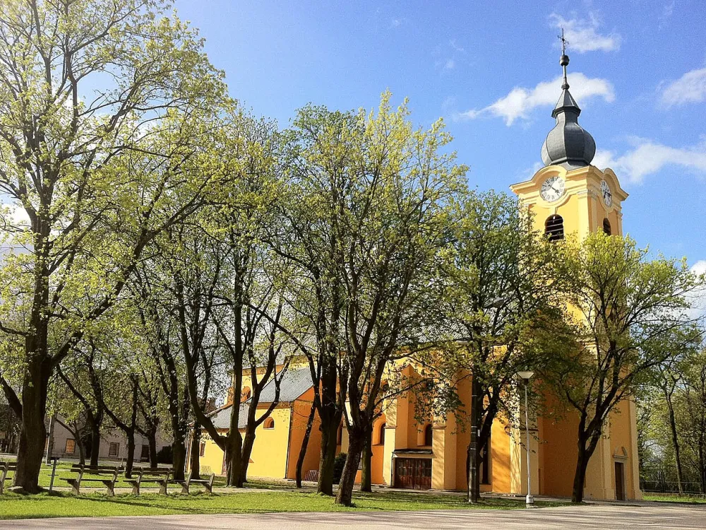 Farský kostol sv. Ladislava, Mojmírovce — exterior
