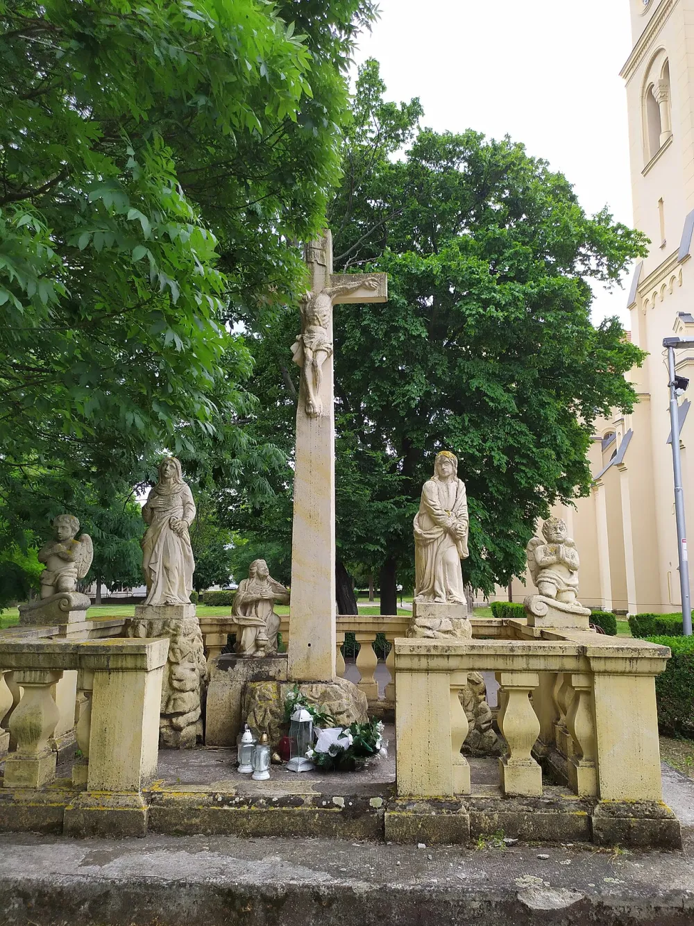Farský kostol nanebovzatia Panny Márie, Vráble — exterior