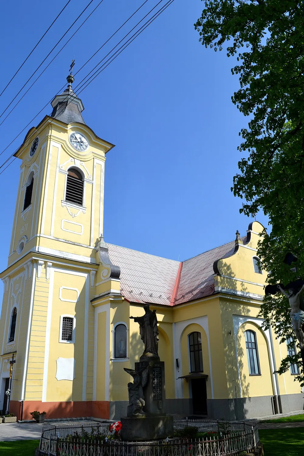 Farský kostol Ducha Svätého, Petrova Ves — exterior