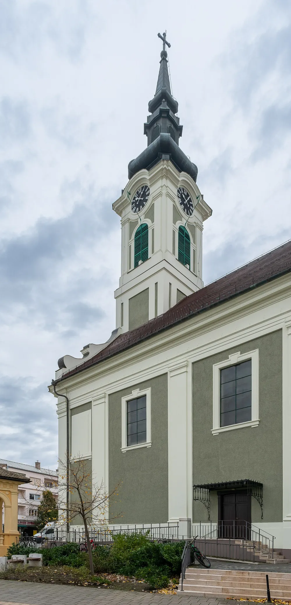 Szent Péter és Pál apostolok-templom, Baja — exterior