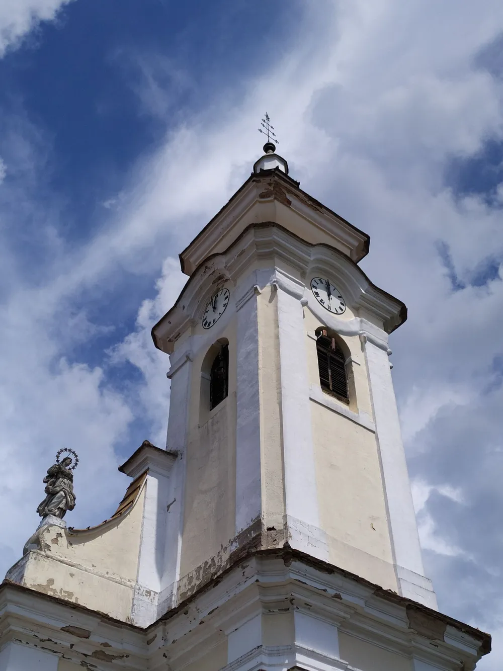Farský kostol nanebovzatia Panny Márie , Malé Leváre — exterior