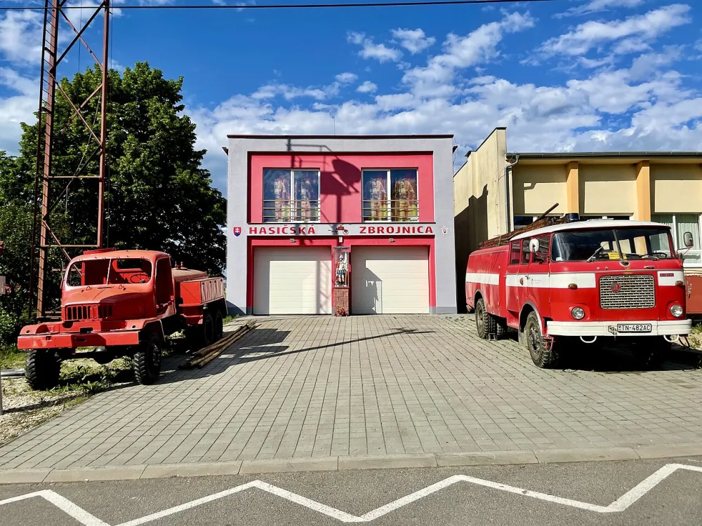 Kostol nanebovzatia Panny Márie (Malý Kolačín), Nová Dubnica — exterior