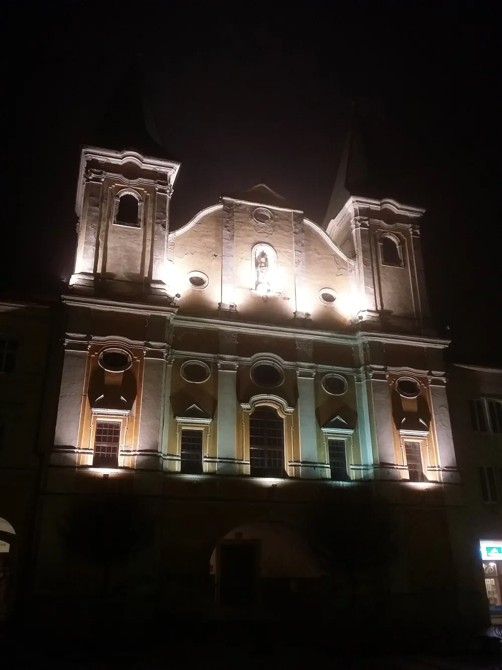 Kostol obrátenia sv. Pavla (sirotár, kapucíni), Žilina — exterior