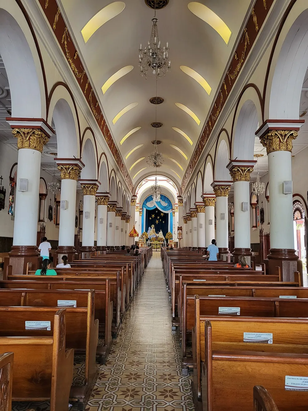 Basílica Menor de Nuestra Señora del Carmen, La Ceja — exterior