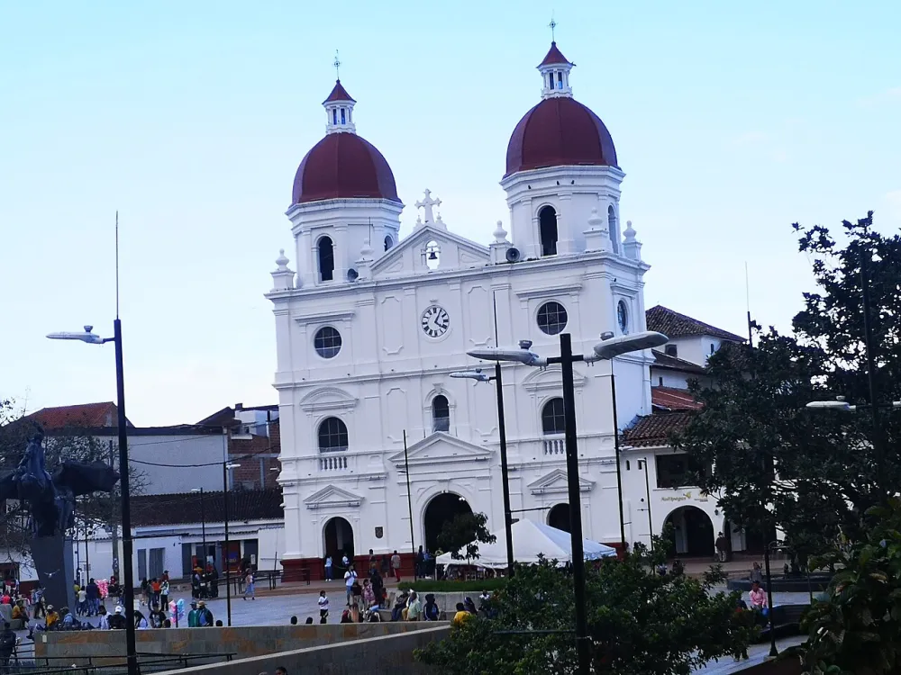 Concatedral de San Nicolás el Magno, Rionegro — exterior