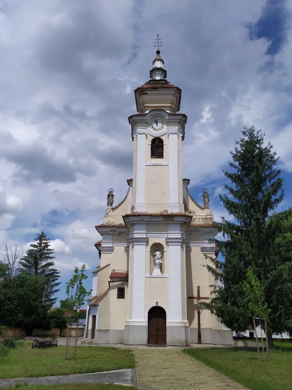 Farský kostol nanebovzatia Panny Márie , Malé Leváre — exterior