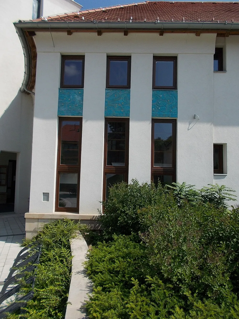 Szentlélek Templom, Veresegyház — exterior