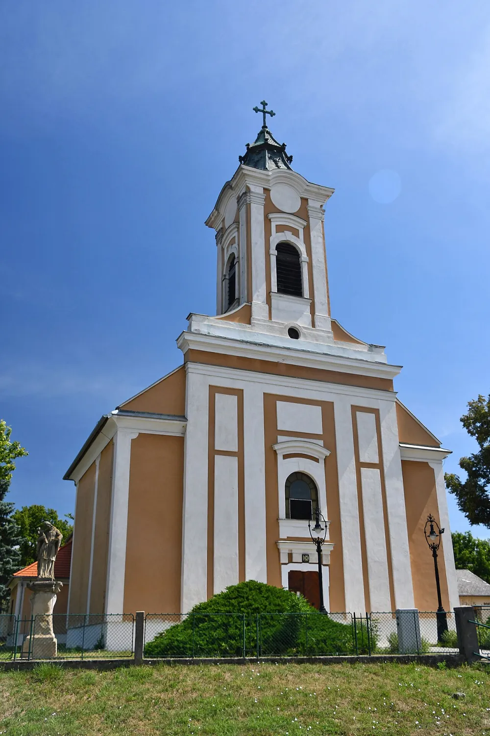 Sarlós Boldogasszony templom, Tényő — exterior