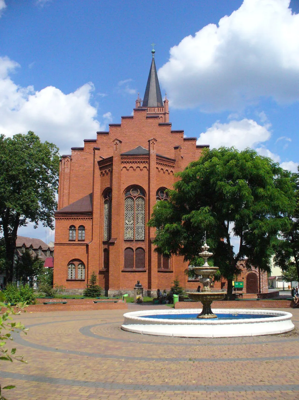 Najświętszej Maryi Panny Królowej Polski, Jastrowie, Jastrowie — exterior