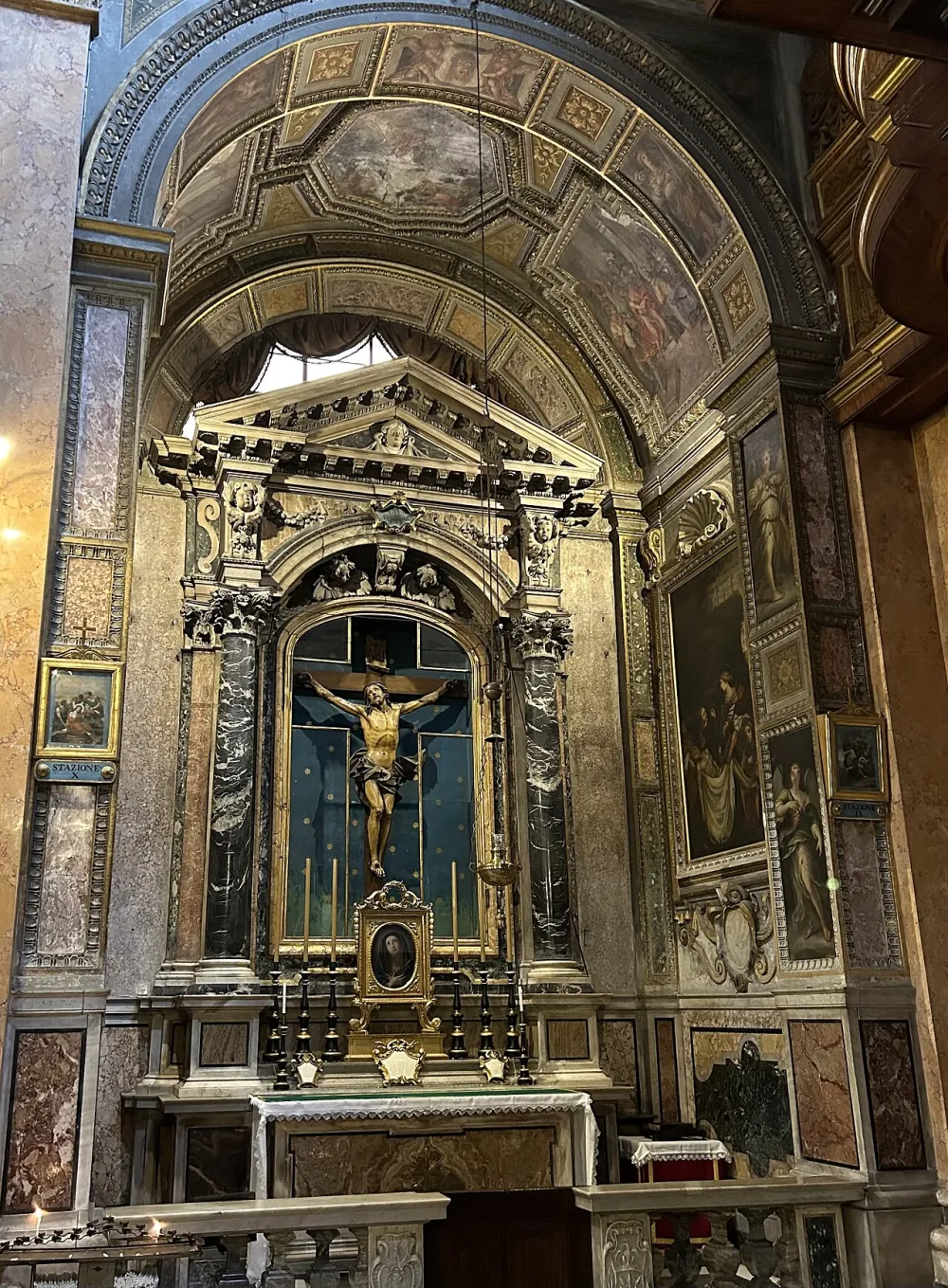 SS. Trinità dei Pellegrini ai Catinari (Roma), Roma — exterior