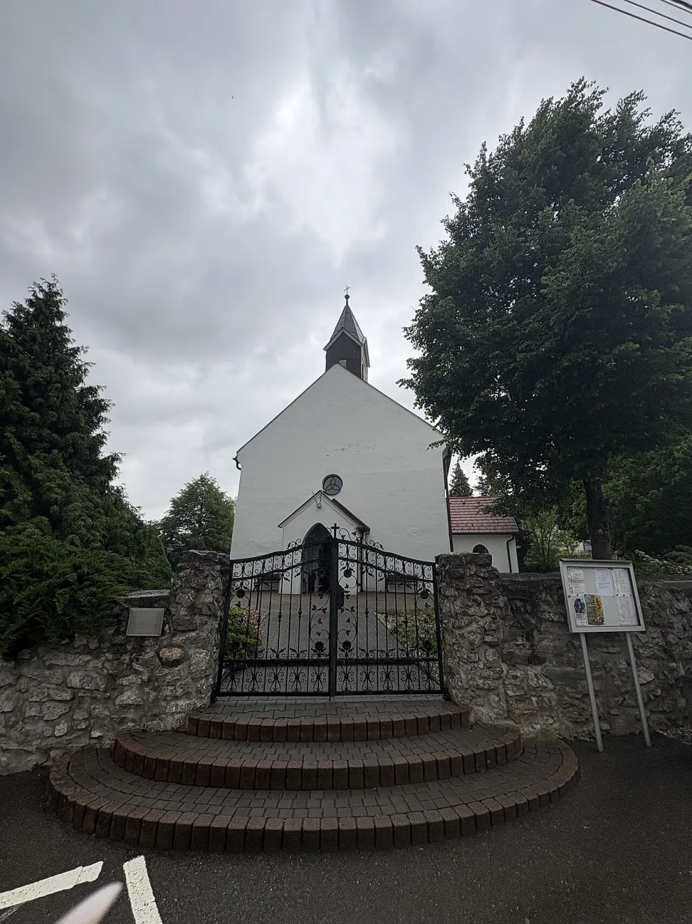 Kostol Najsvätejšej Trojice, Mníchova Lehota — exterior