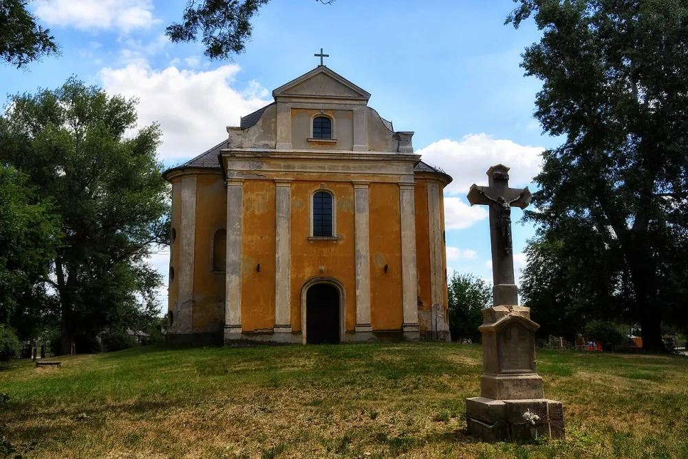 Szentháromság-templom, Aba — exterior