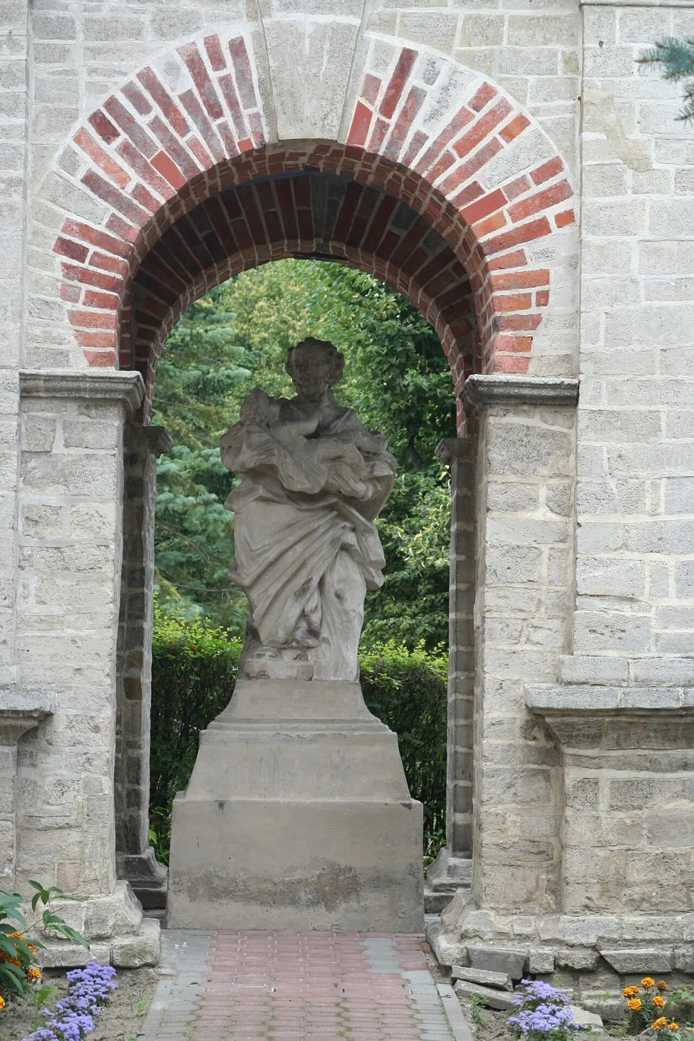 św. Józefa, Klimontów, Klimontów — exterior