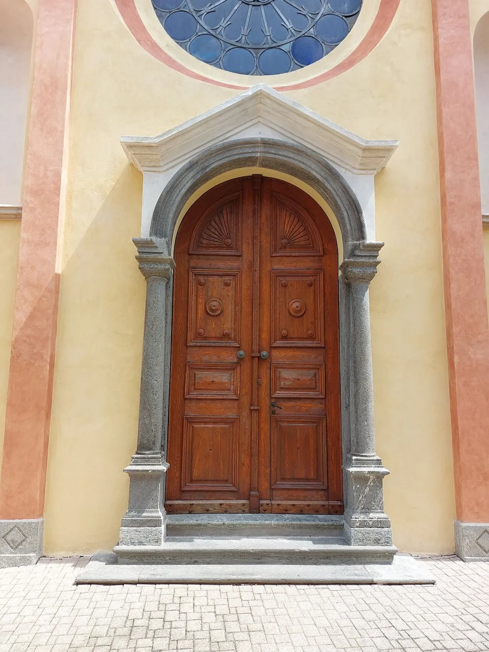 Chiesa dei Santi Materno e Martino (Corrido), Corrido — exterior