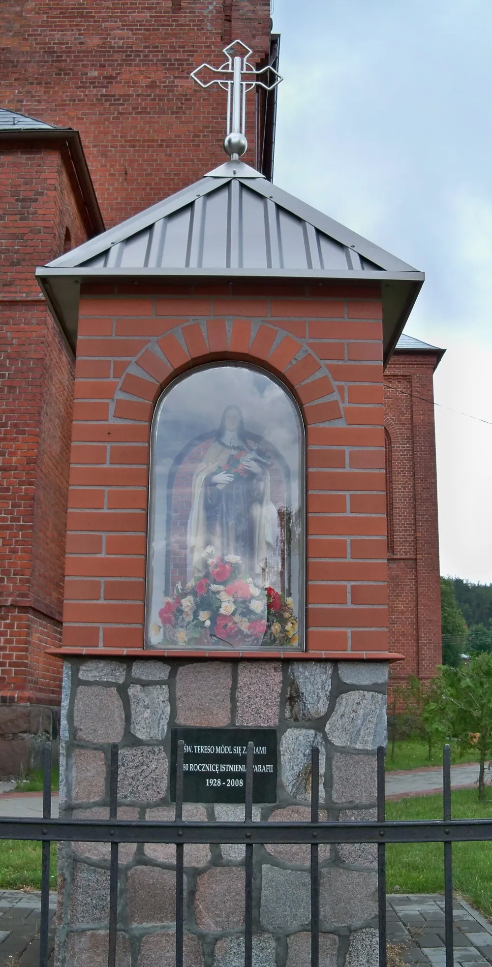 Św. Teresy od Dzieciątka Jezus, Szymbark, Szymbark — exterior