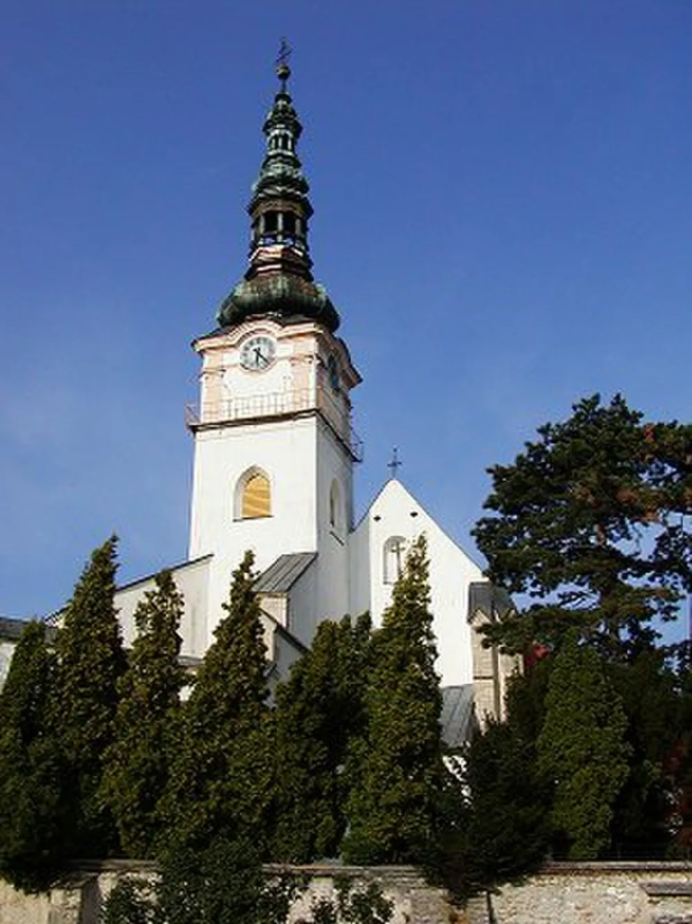 Farský kostol narodenia Panny Márie, Nové Mesto nad Váhom — exterior