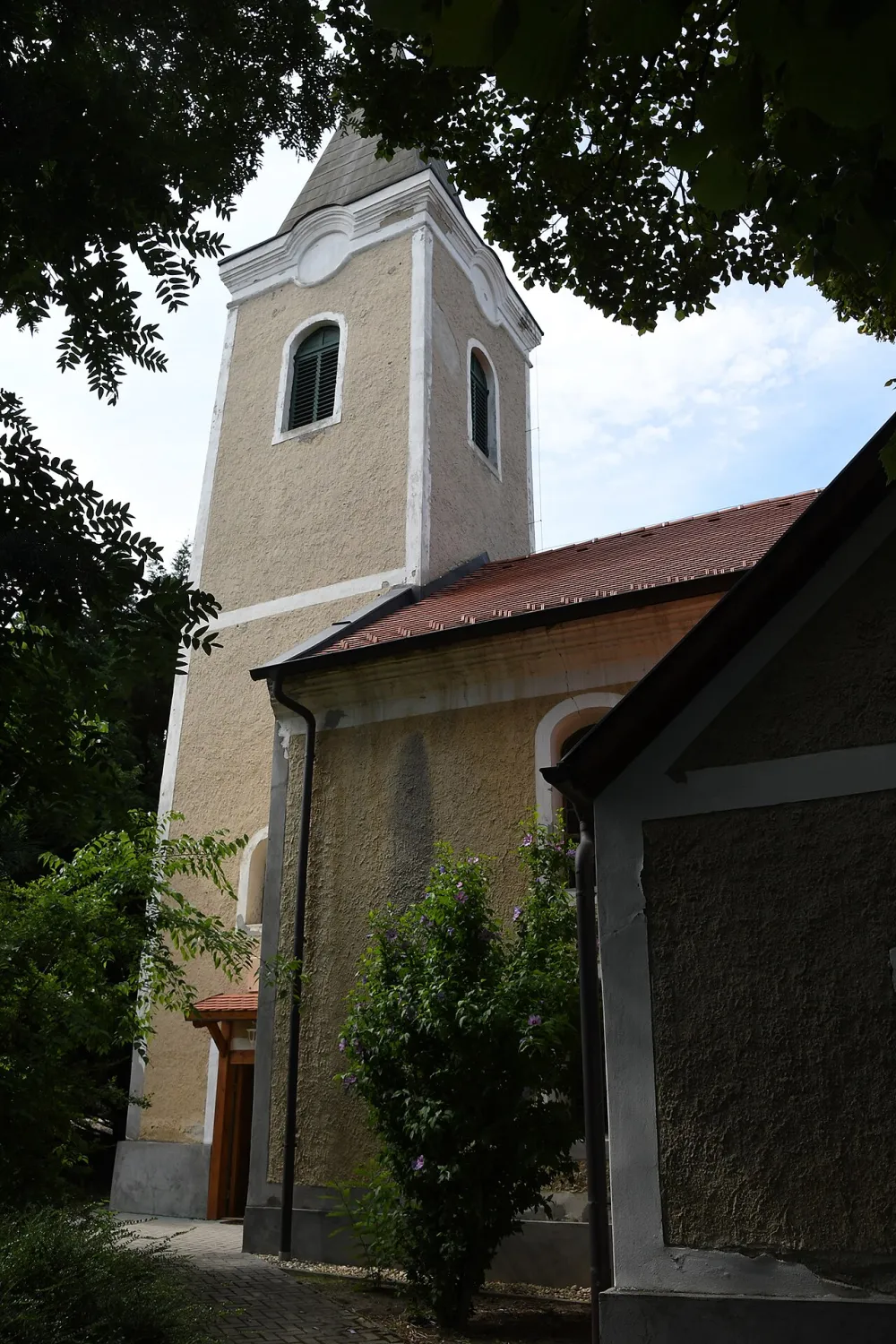 Szentháromság-templom, Iszkaszentgyörgy — exterior