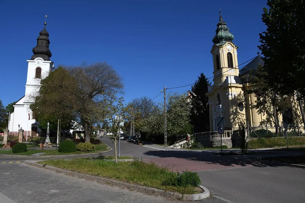 Fogolykiváltó Boldogasszony-templom, Gomba — exterior