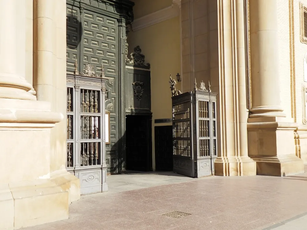 Catedral Basílica de Nuestra Señora del Pilar (Altar Mayor), Zaragoza — exterior