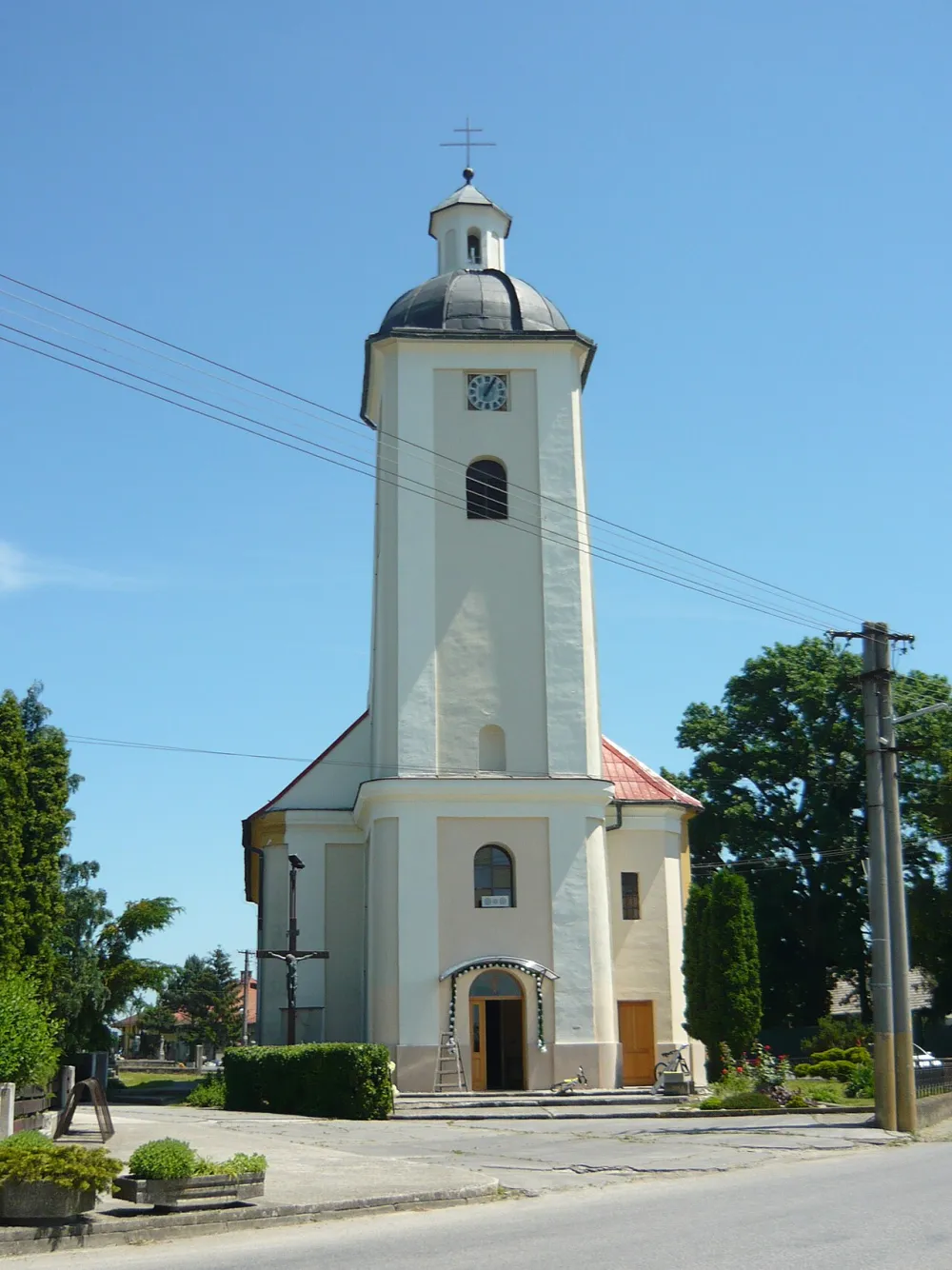 Farský kostol sv. Petra a Pavla, Ostratice — exterior