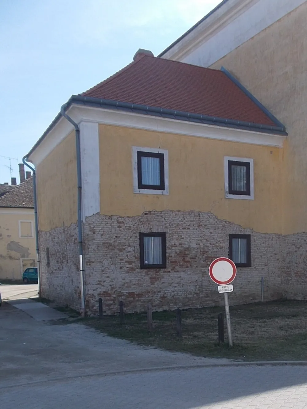 Nagyboldogasszony templom, Kisbér — exterior