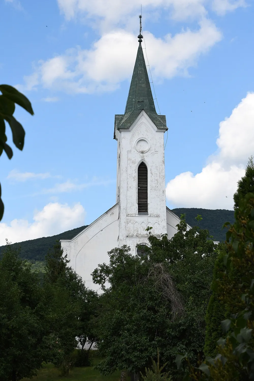 Nepomuki Szent János-templom, Fony — exterior