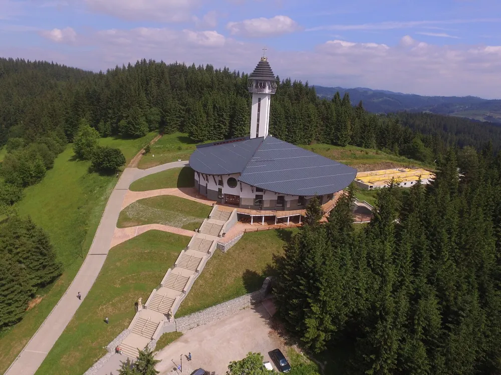 Kostol Panny Márie, Matky Cirkvi (hora Živčáková), Korňa — exterior
