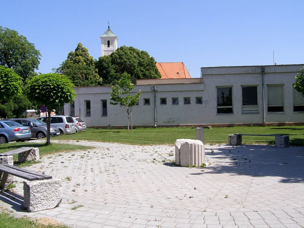 Farský kostol sv. Márie Magdalény (Rusovce), Bratislava — exterior