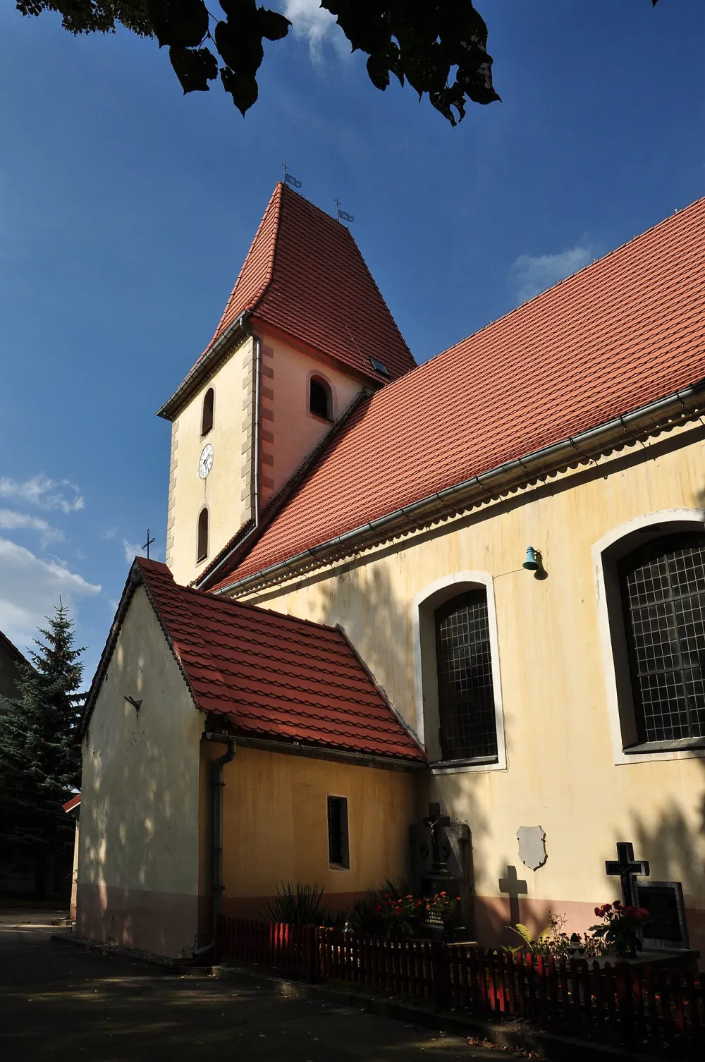 Najświętszej Maryi Panny Zwycięskiej, Mrozów, Mrozów — exterior