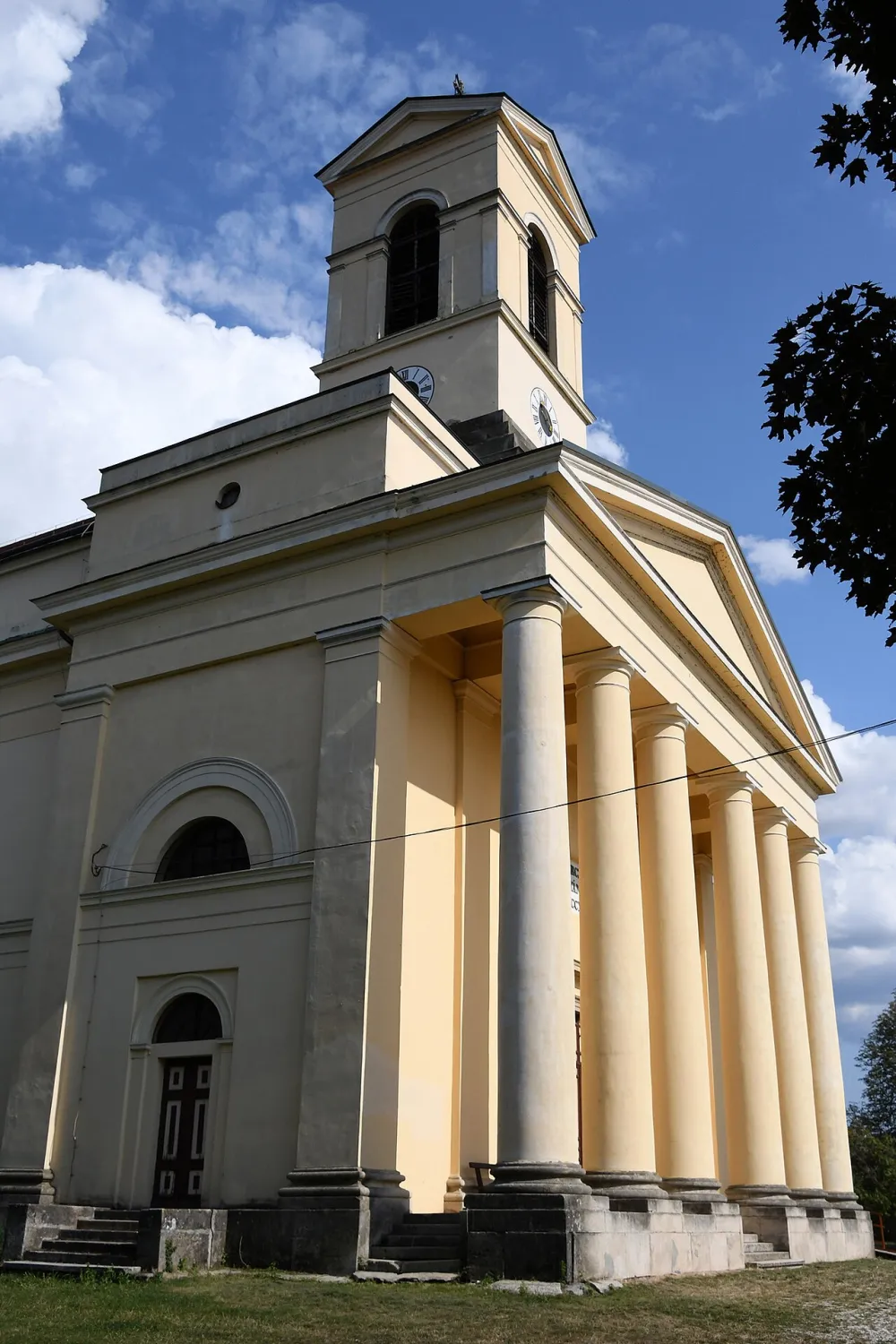 Nepomuki Szent János-templom, Enying — exterior