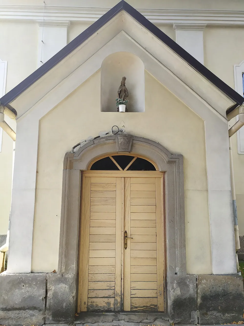 Farský kostol Nepoškvrneného počatia Panny Márie, Harichovce — exterior