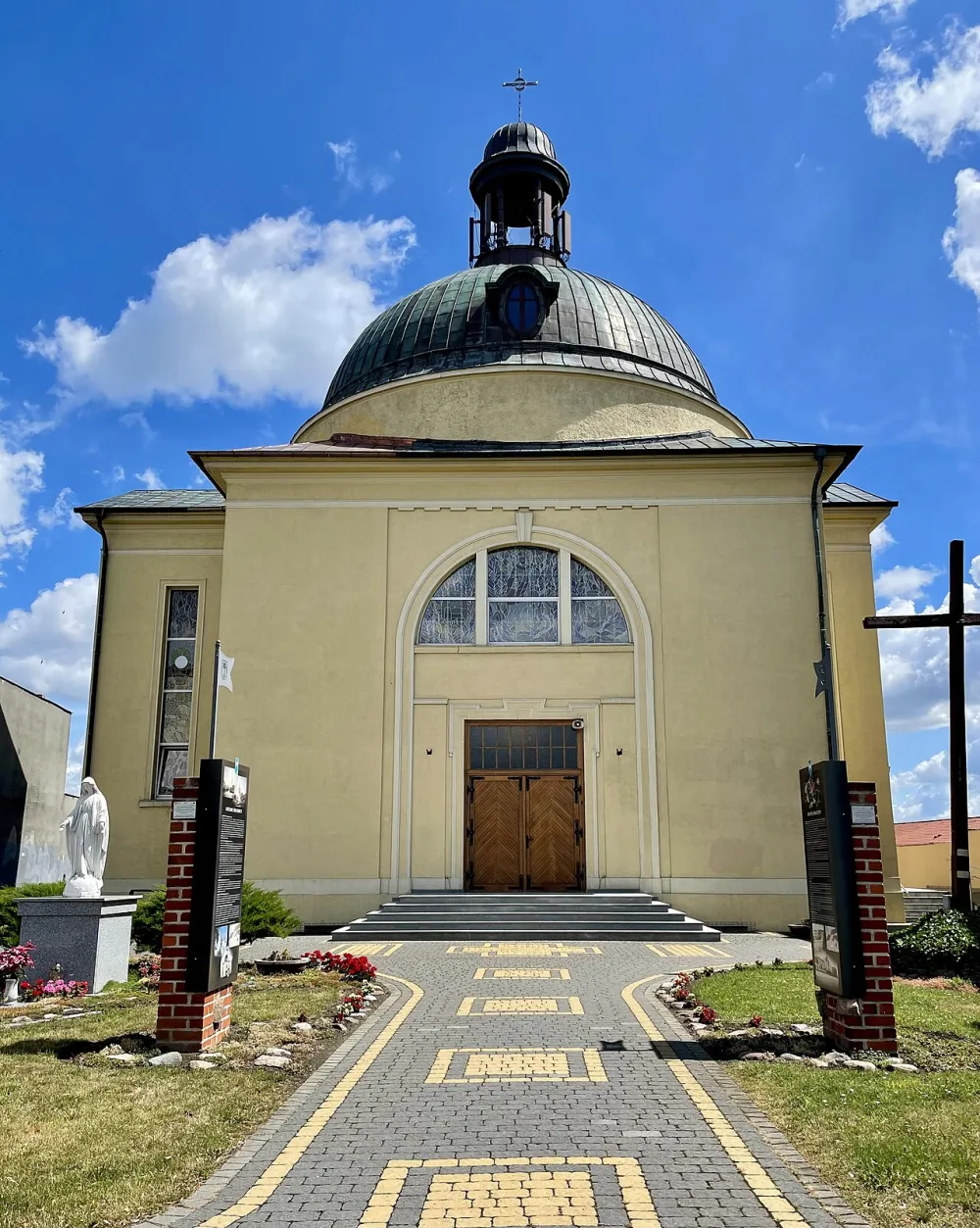 Św. Teresy od Dzieciątka Jezus, Kruszwica, Kruszwica — exterior