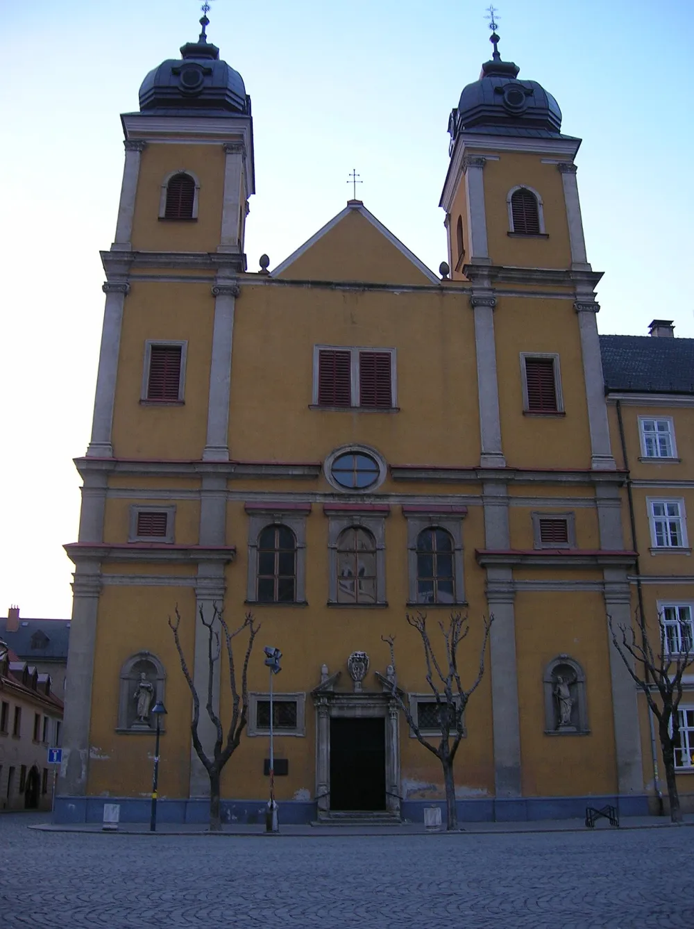 Kostol sv. Františka Xaverského (piaristi), Trenčín — exterior