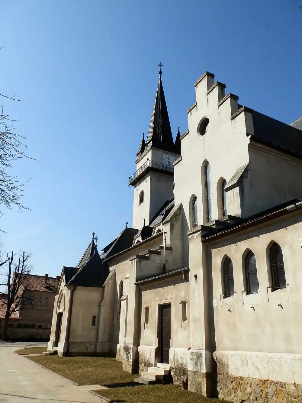 Farský kostol mučeníckej smrti sv. Jána Krstiteľa, Nitrianske Pravno — exterior