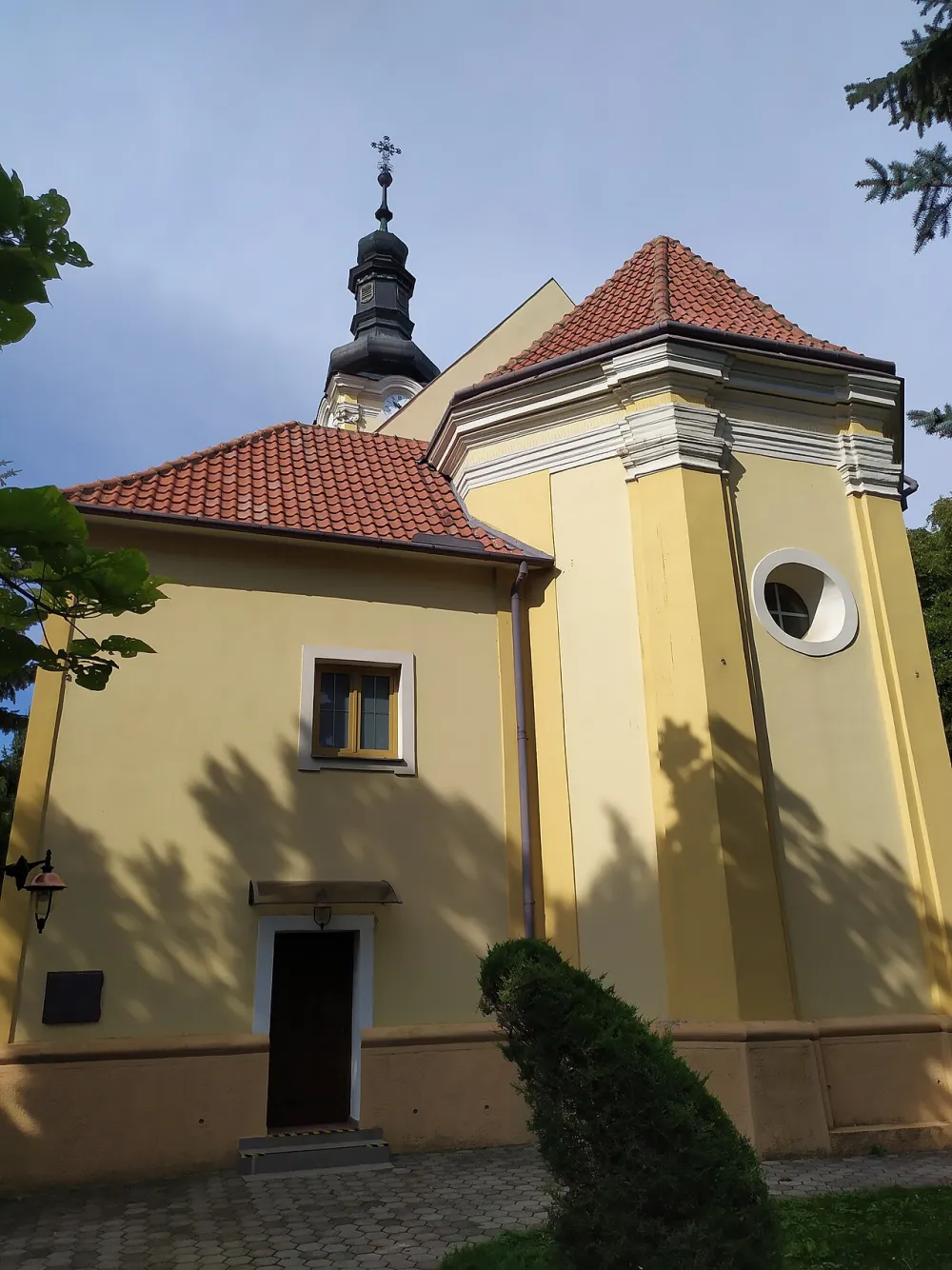 Farský kostol sv. Ondreja, Voderady — exterior