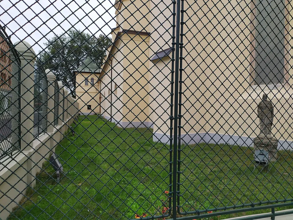 Farský kostol povýšenia Svätého kríža, Nové Zámky — exterior