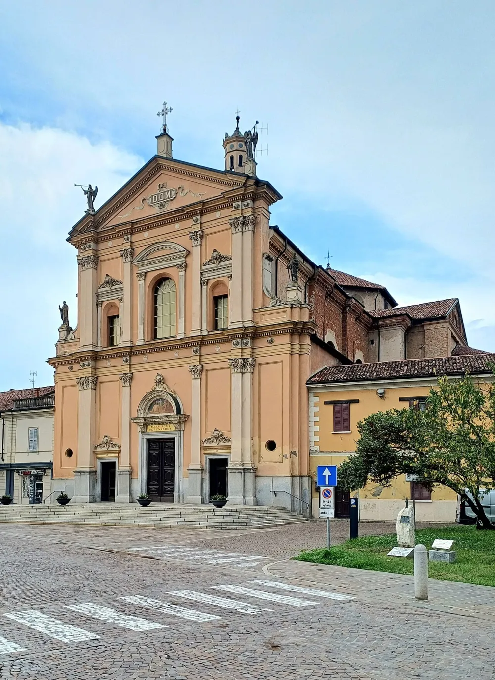 Chiesa dei Santi Bartolomeo Apostolo e Martino Vescovo, Casalpusterlengo — exterior