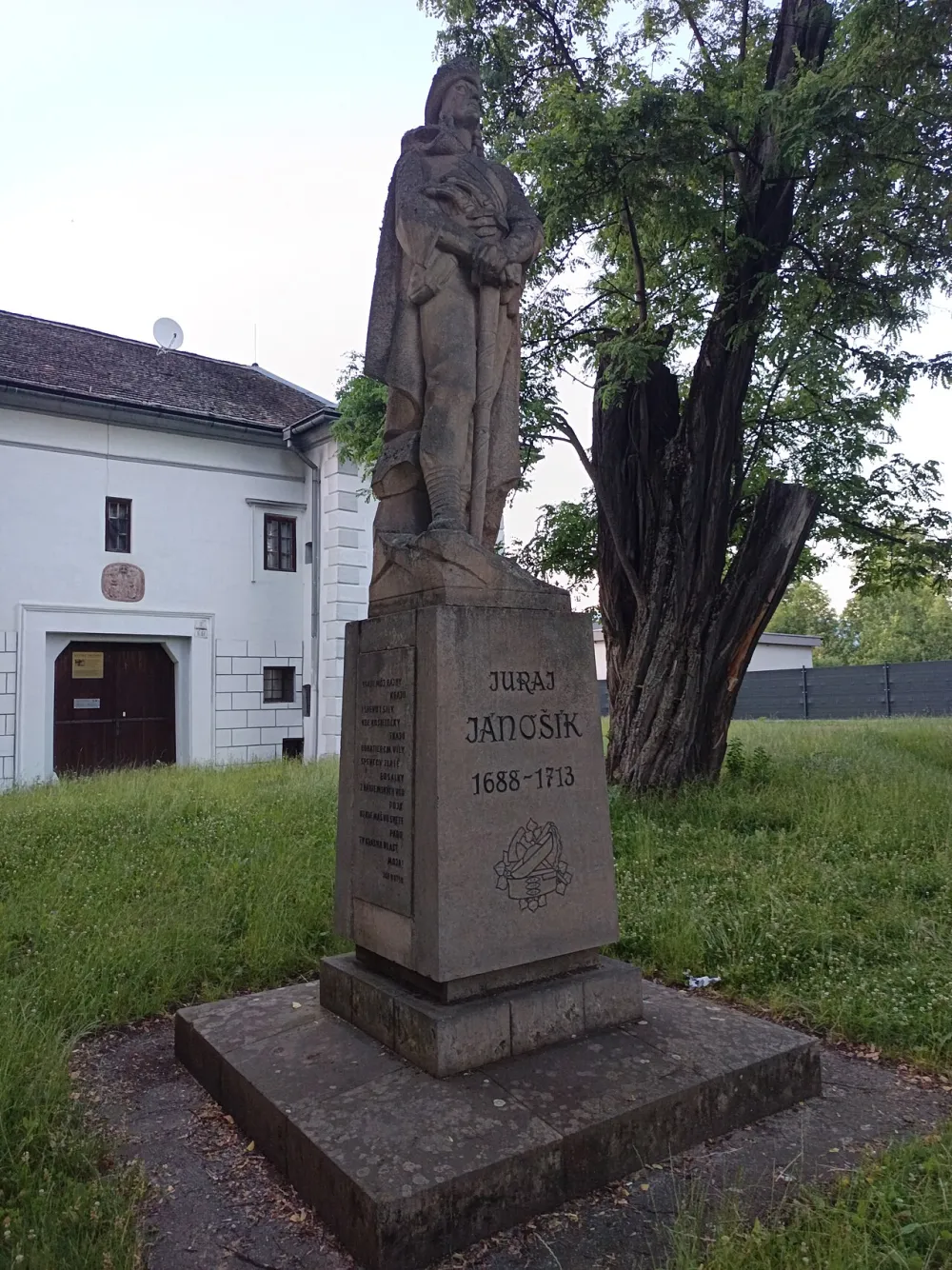 Farský kostol sv. Jána, apoštola a evanjelistu (Palúdzka), Liptovský Mikuláš — exterior