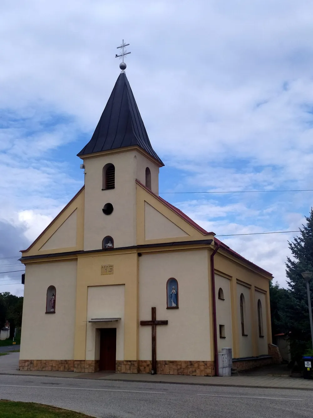 Kostol Sedembolestnej Panny Márie, Žlkovce — exterior