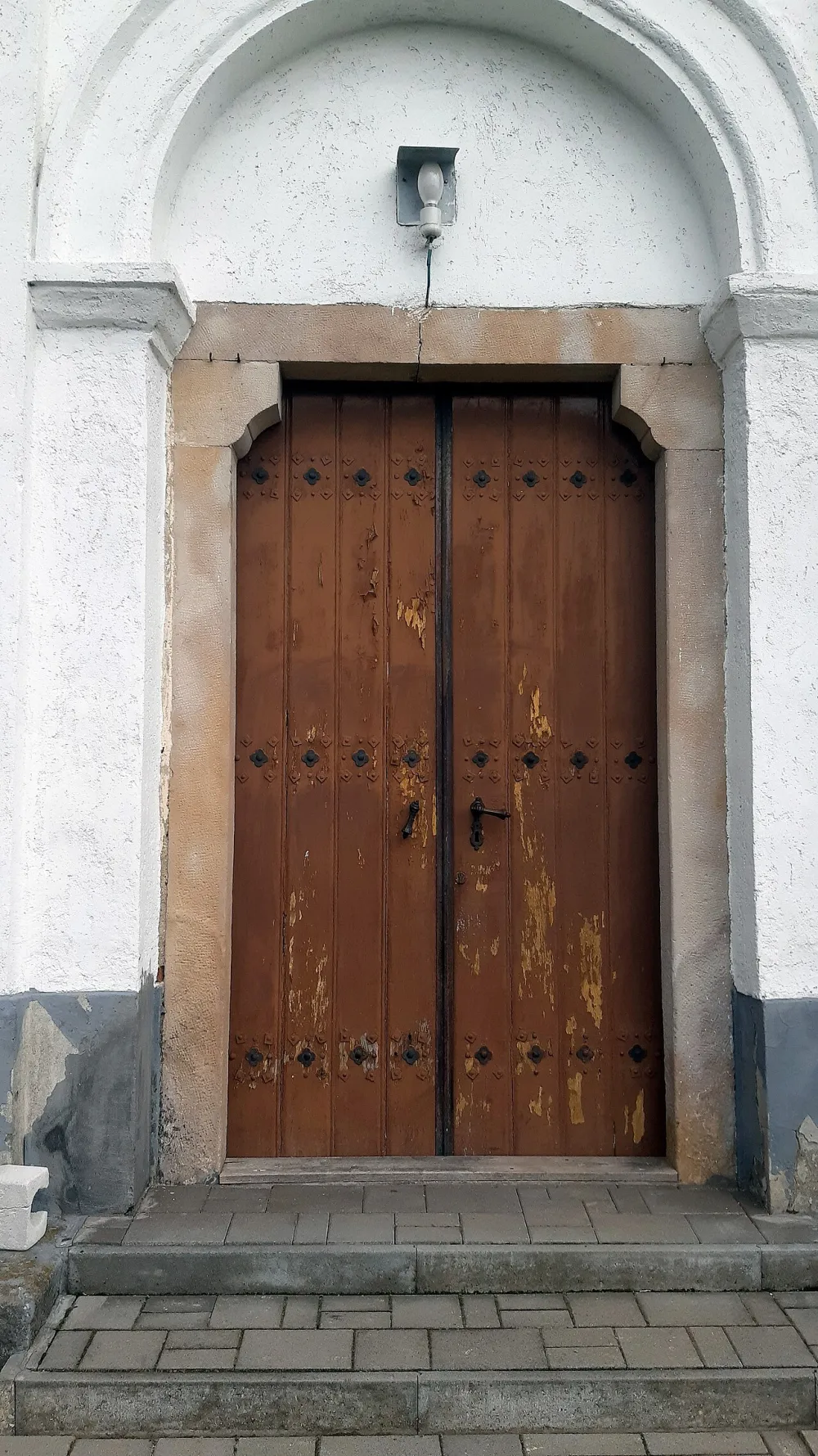 Szent István király-templom, Karancsság — exterior