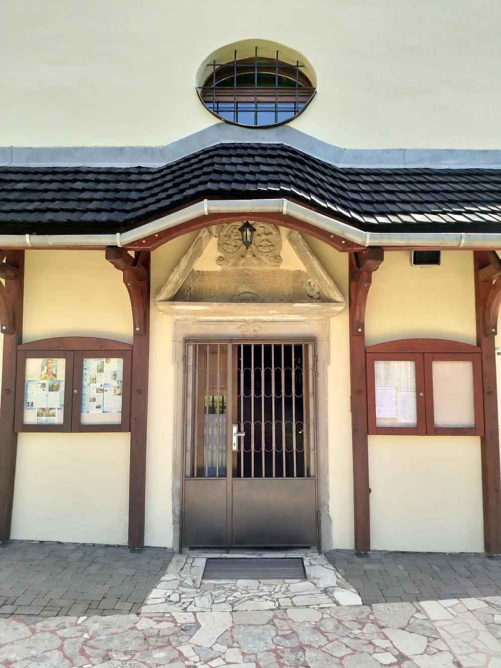 Farský kostol Najsvätejšej Trojice, Chrasť nad Hornádom — exterior