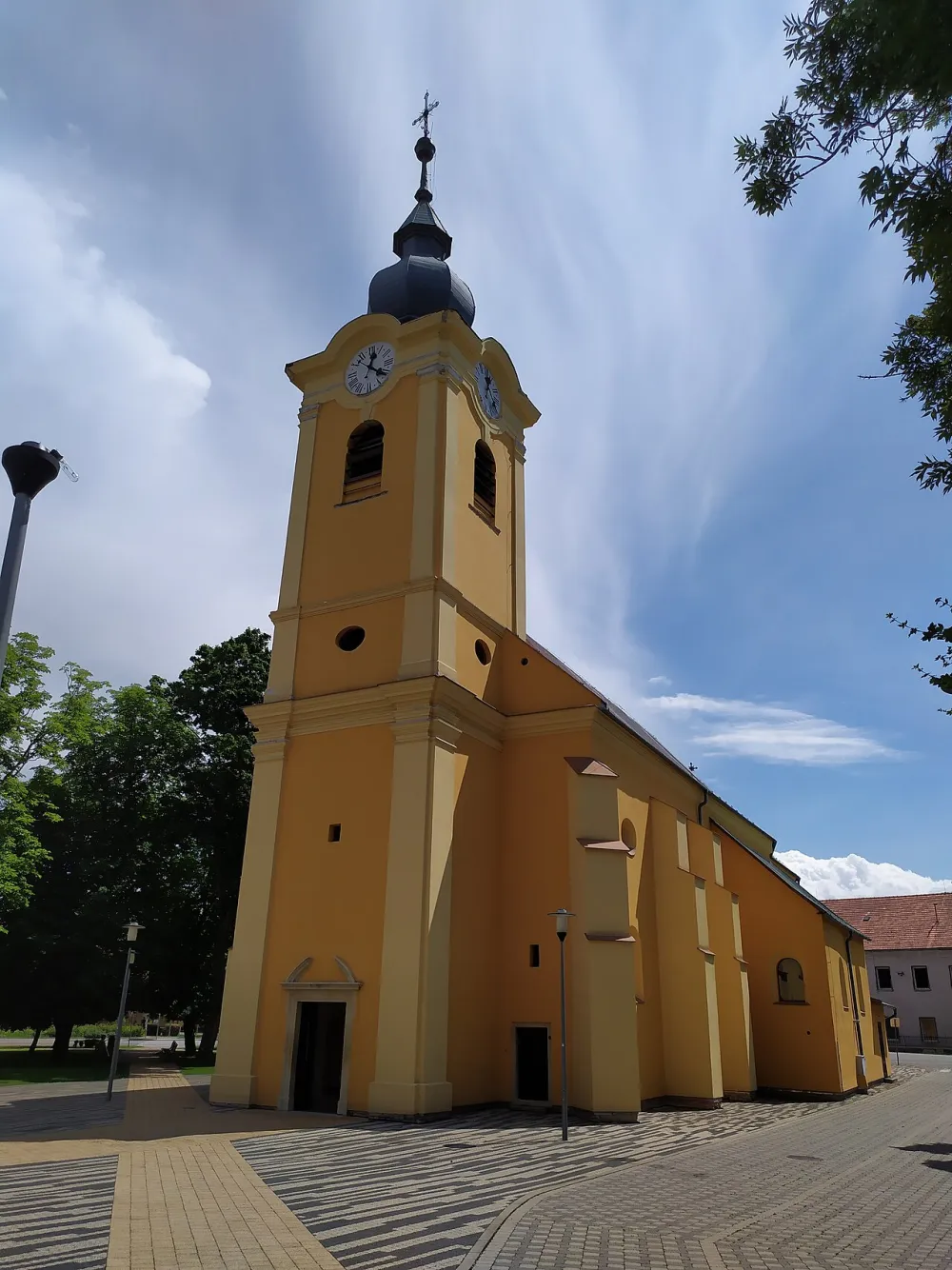 Farský kostol sv. Ladislava, Mojmírovce — exterior