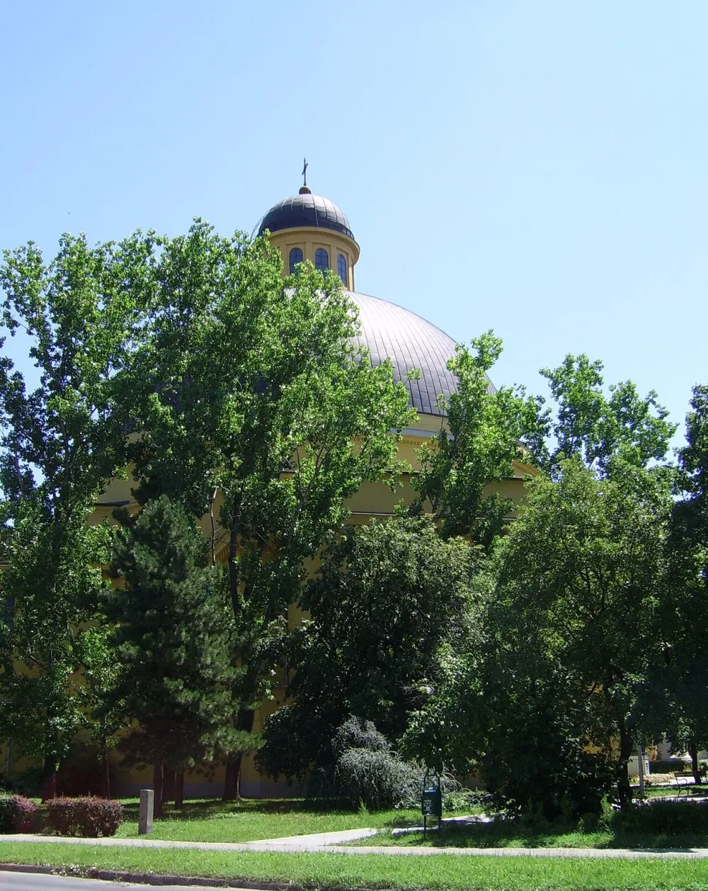 Jó Pásztor-templom, Székesfehérvár — exterior