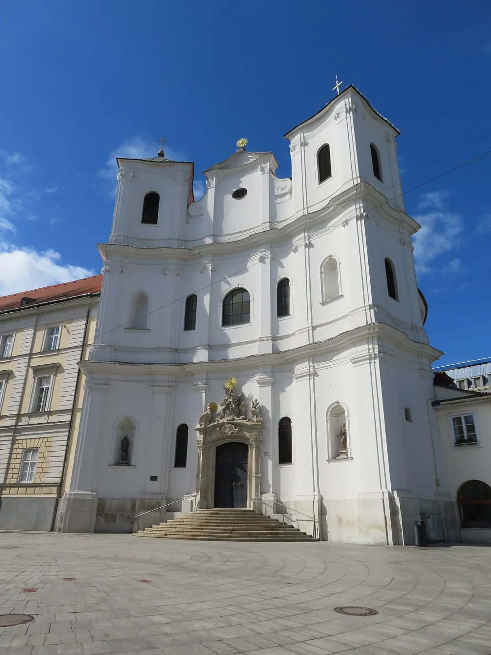 Farský kostol sv. Jána z Mathy (Trojička), Bratislava — exterior