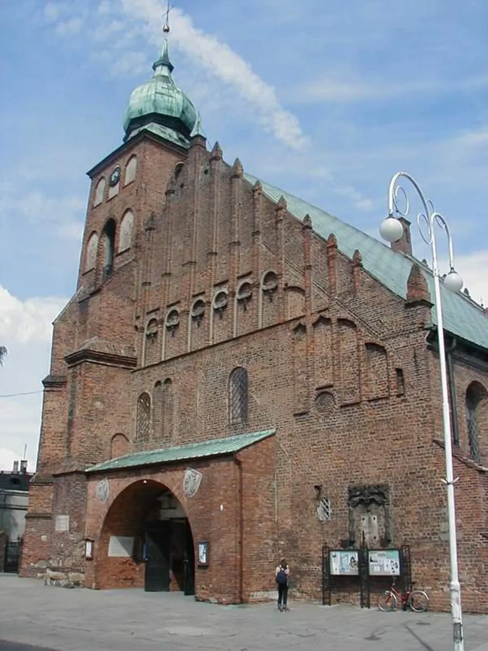 Wszystkich Świętych, Sieradz, Sieradz — exterior