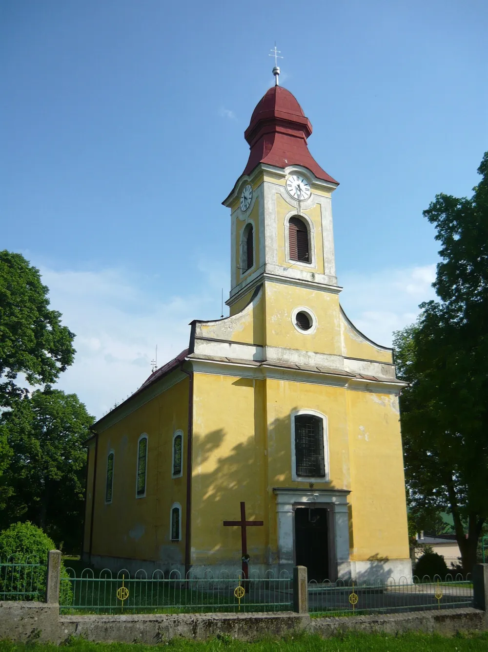 Farský kostol povýšenia Svätého kríža, Krásno — exterior