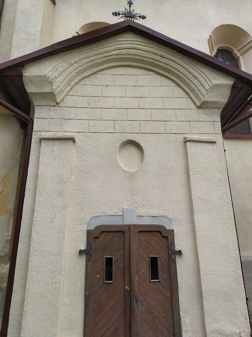 Farský kostol sv. Serváca, Vrbov — exterior