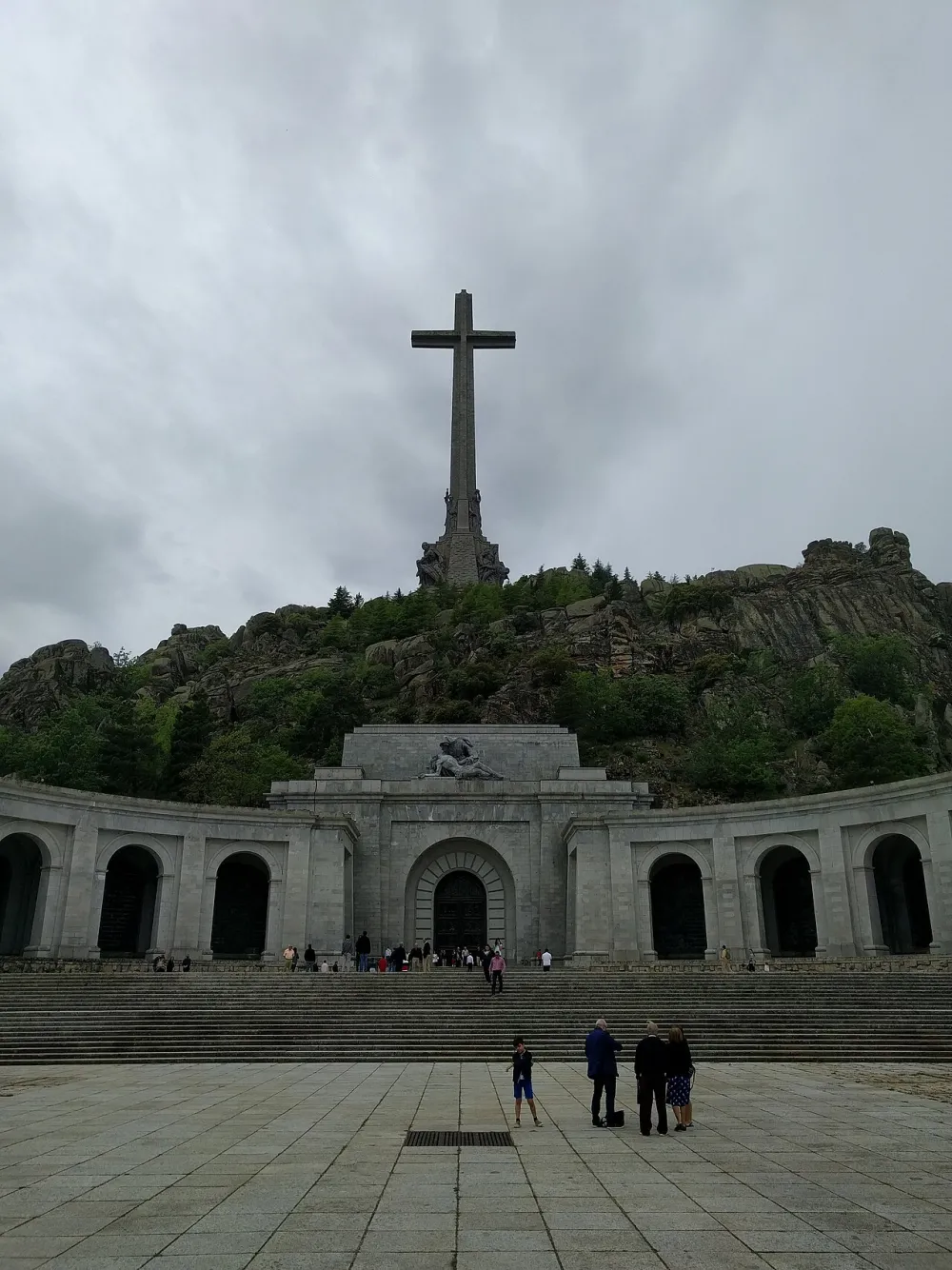 Basílica de la Santa Cruz del Valle de los Caídos (Benedictinos), San Lorenzo de El Escorial — exterior