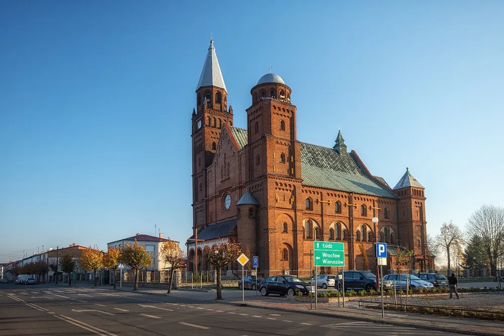 Św. Apostołów Piotra i Pawła, Lututów, Lututów — exterior